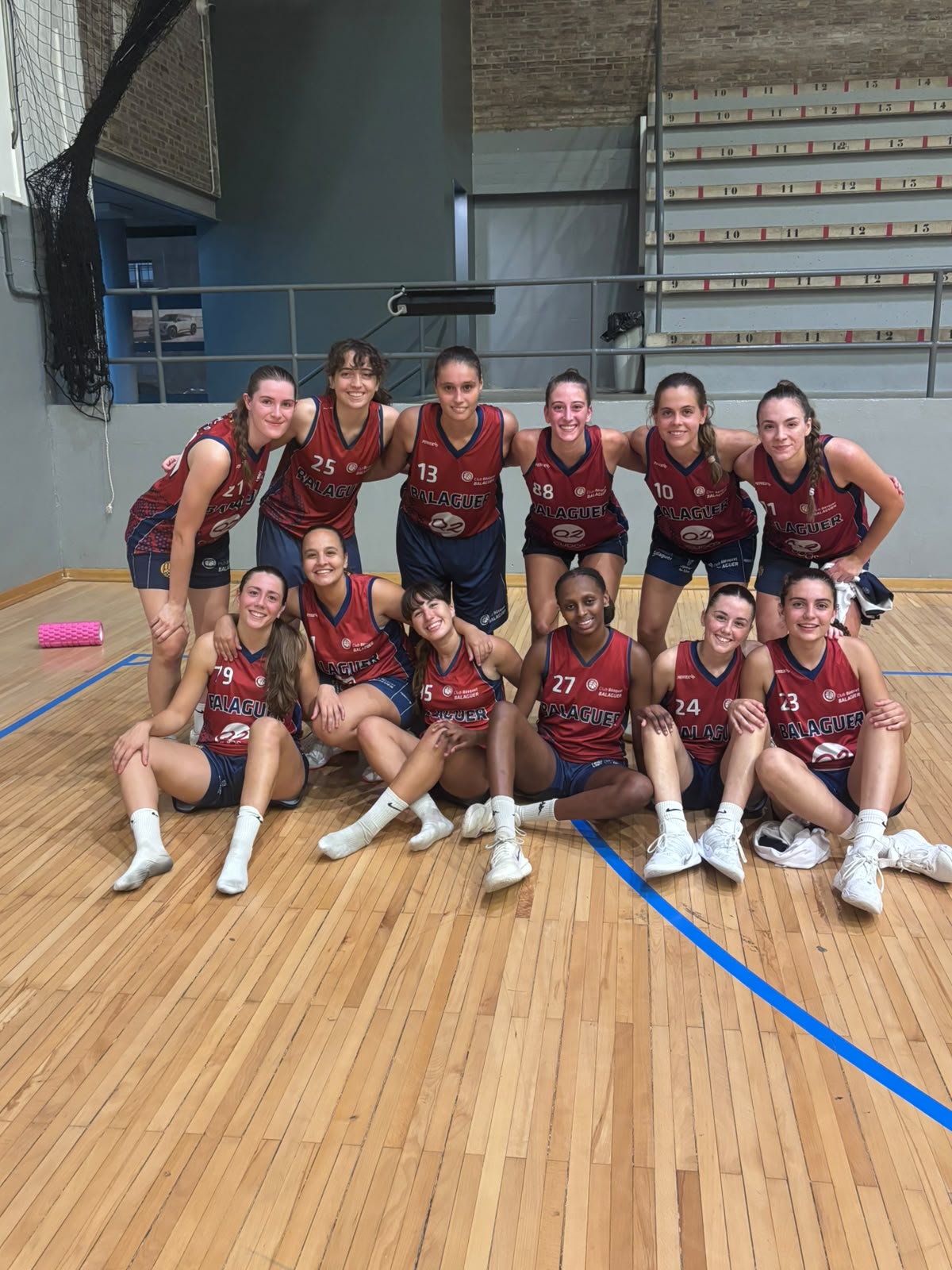 Fotografia d'equip del sènior femení A després de la primera victòria