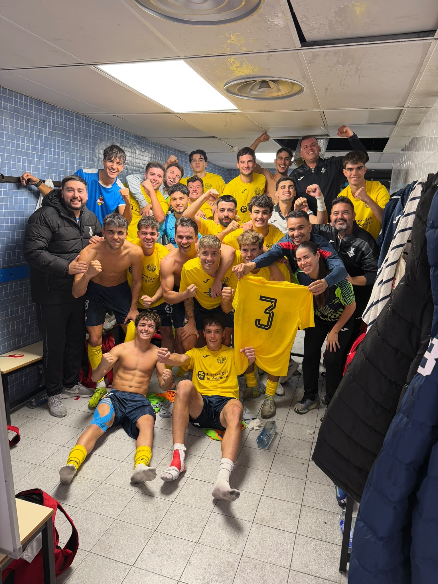 L'equip celebrant la victòria